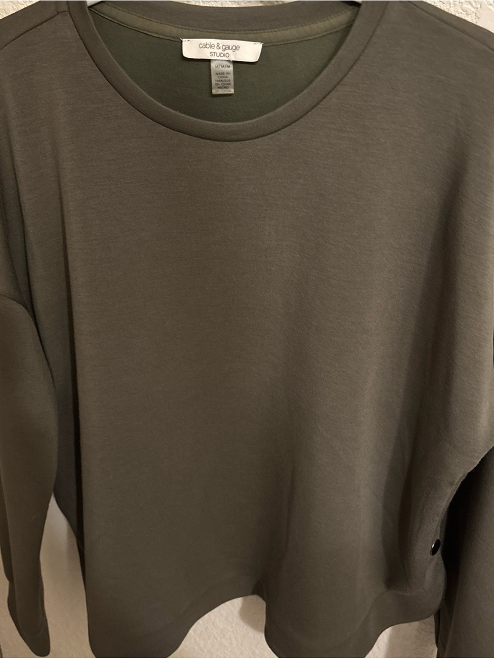 Cable & Gauge Studio Top Womens M Green Crew Neck Long Sleeve Side Button Detail